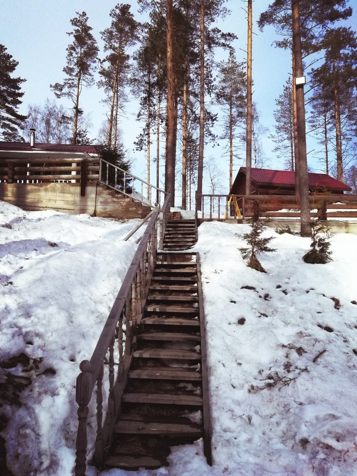 вверх