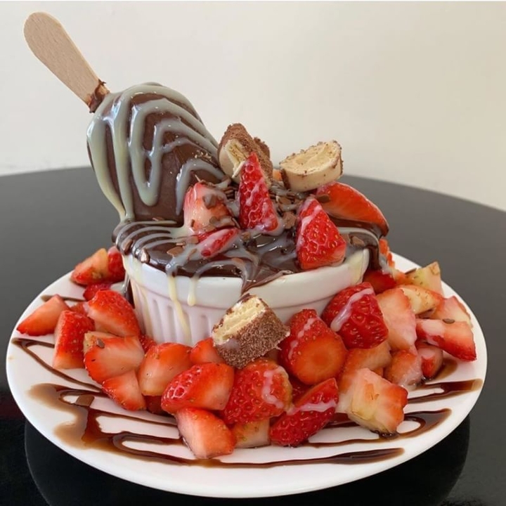 strawberry chocolate cake