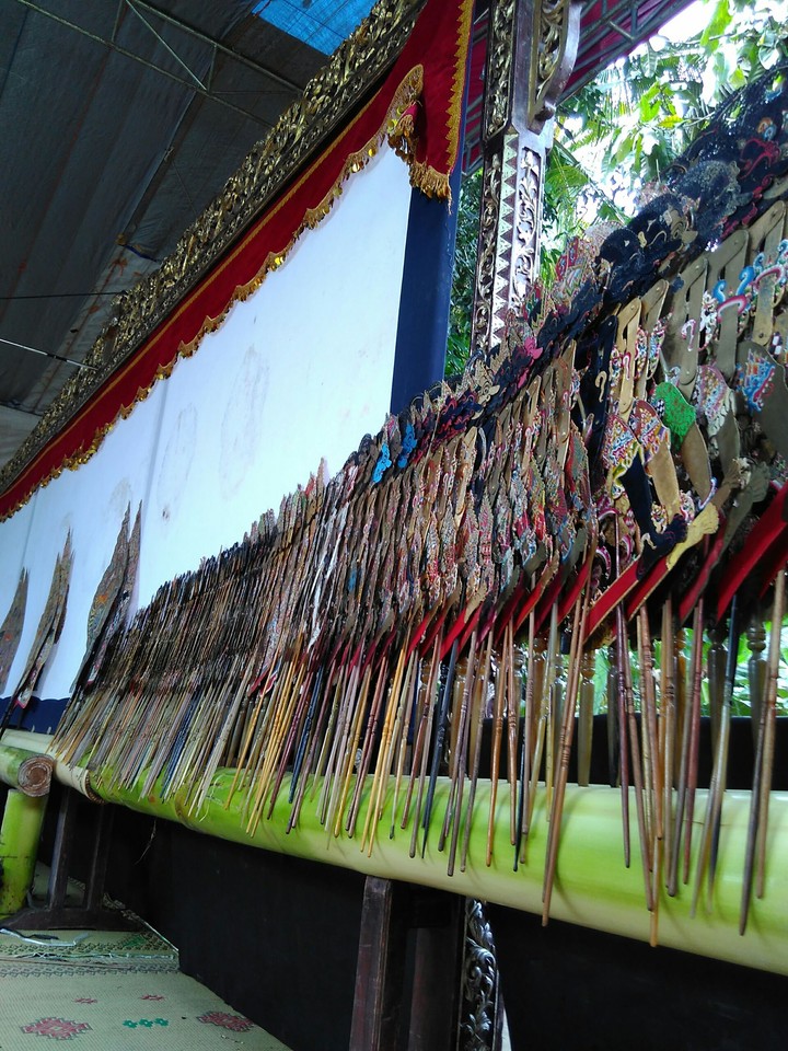indonesian puppet -->  wayang