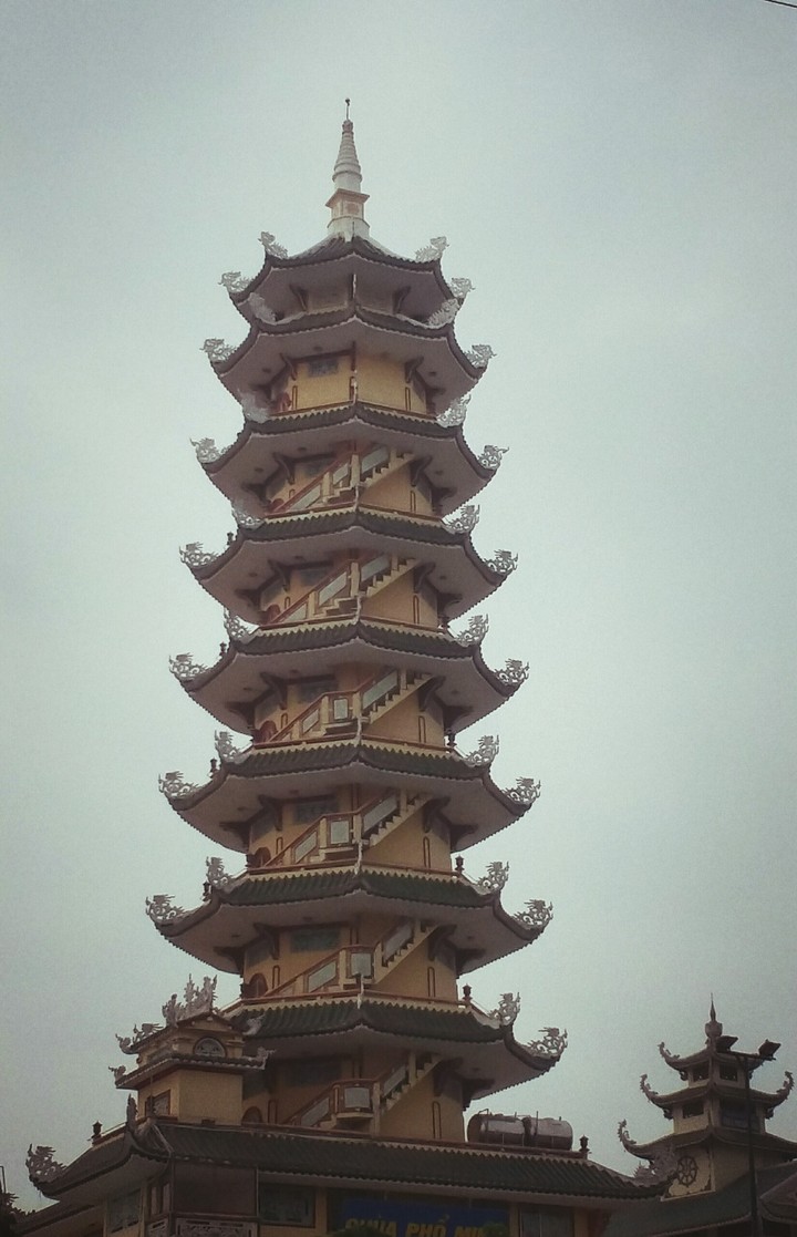 Ngôi chùa sừng sững nghiêm trang giữa dòng đời