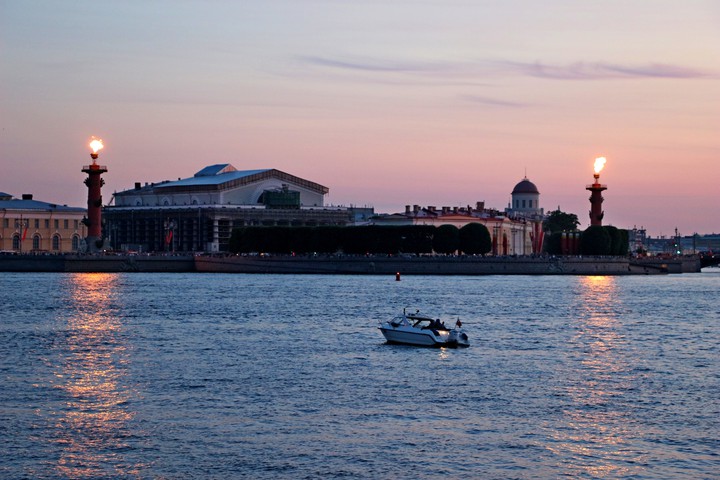 Ростральные колонны, р. Нева, Санкт-Петербург