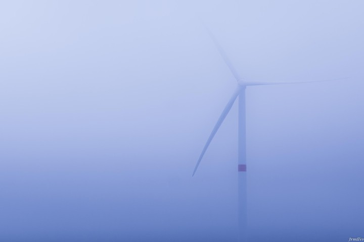 Éolienne dans la brume