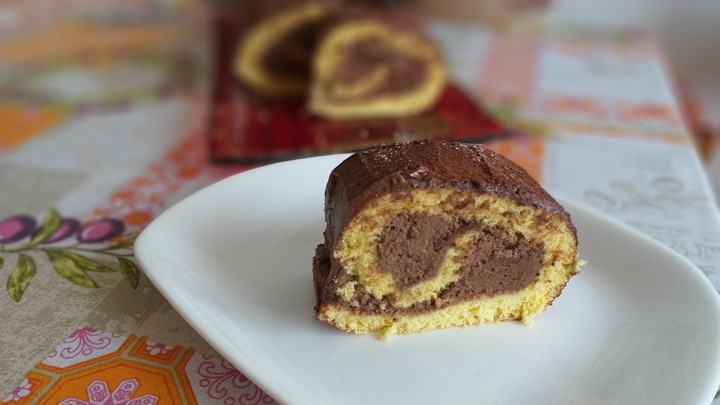 Roll with chocolate cream