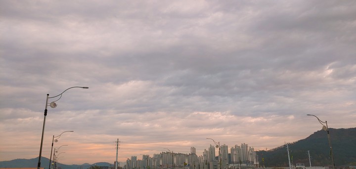 이른 아침에만 느낄 수 있는 도시와 하늘의 조화