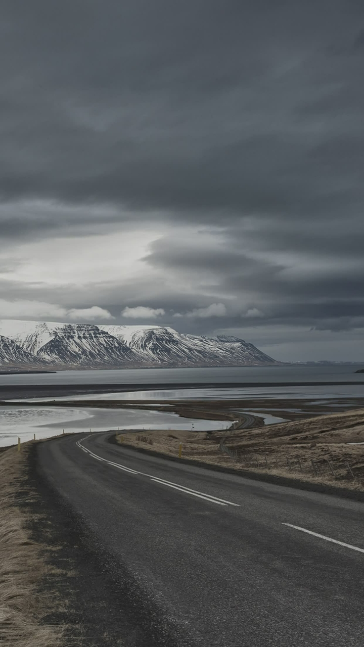 Street to mountain