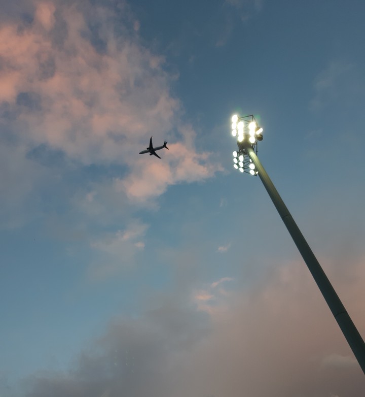 ✈