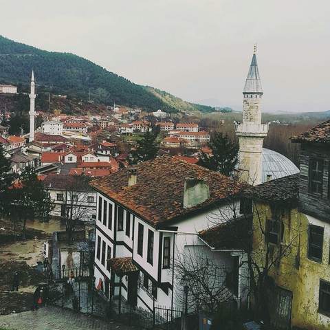 bekleyen hep olduğu yerde mi durur