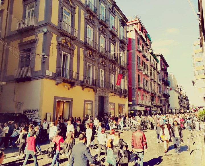 Napoli. Via Toledo. Turisti a passeggio #naples #tourism