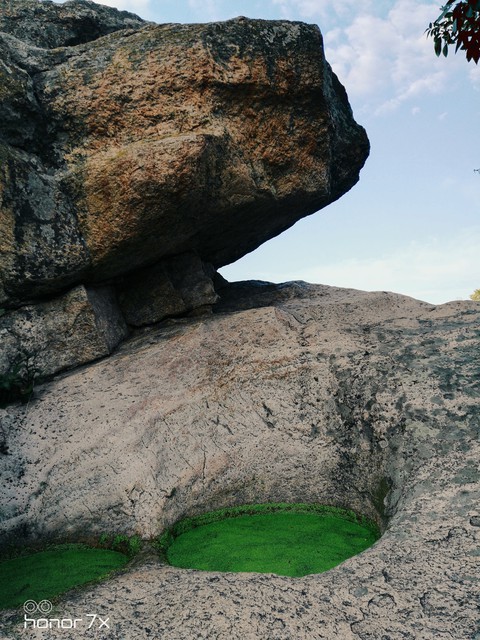 камень