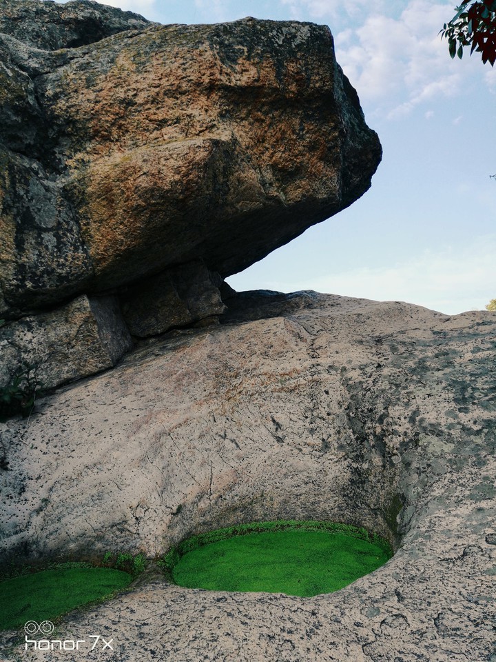 камень