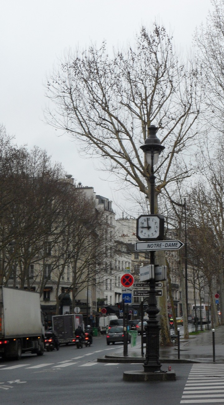 busy street paris