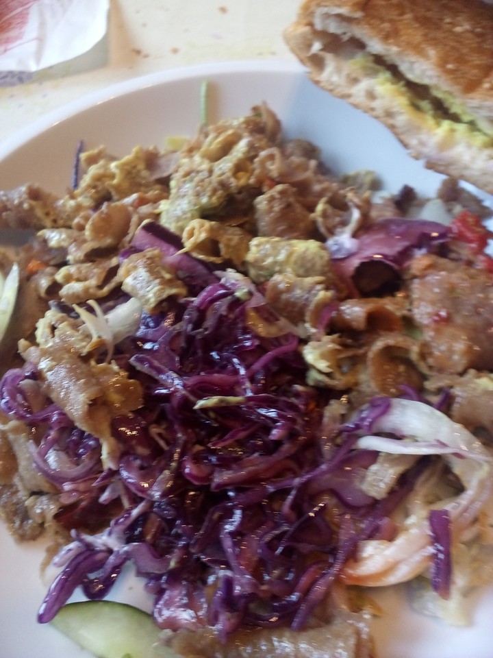 Rot weiß salat und verschidene Soßen .