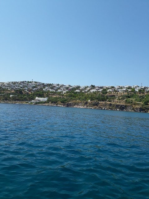 deniz evler ve gökyüzü