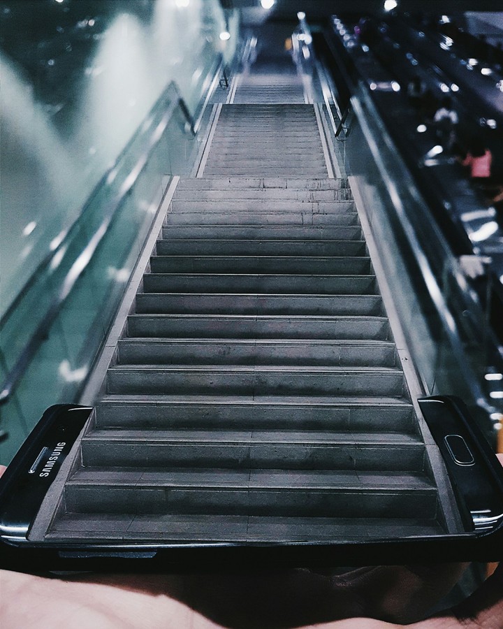 S7 edge of stairs