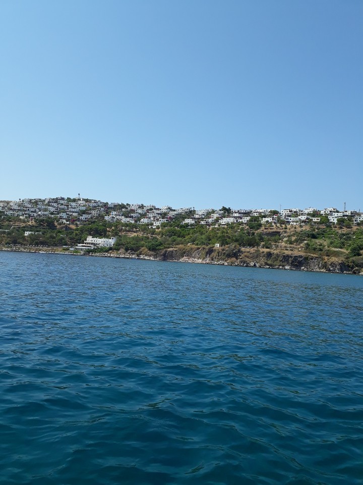 deniz evler ve gökyüzü
