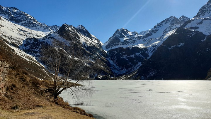 Étang d'izourt gelé / Pyrénées
