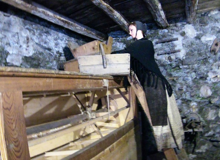 Woman working nel mulino di Rochemolles