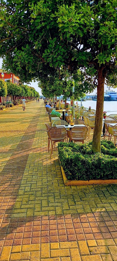 ταπετσαρίες Street, seafront