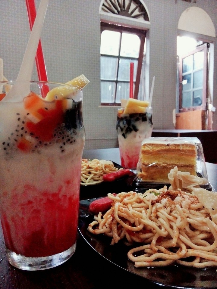 Hot Noodle and Fruits Ice