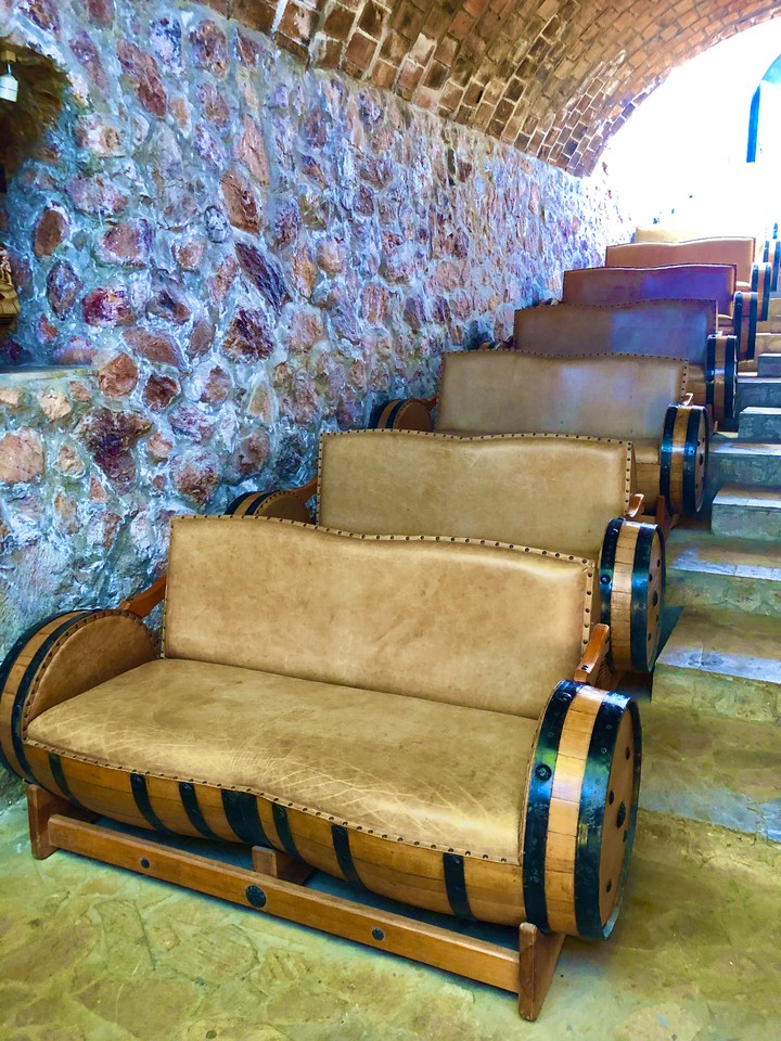 Sillones hechos de barricas
