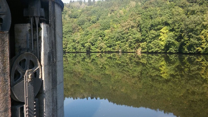 MirorWater Background