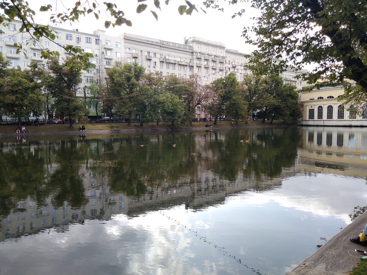 Москва, чистые пруды,  вокруг мегаполис-тут островок природы