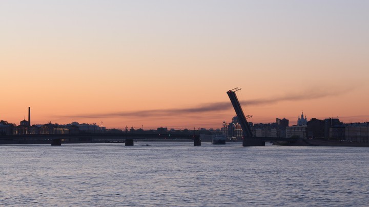Развод мостов в Санкт-Петербурге.