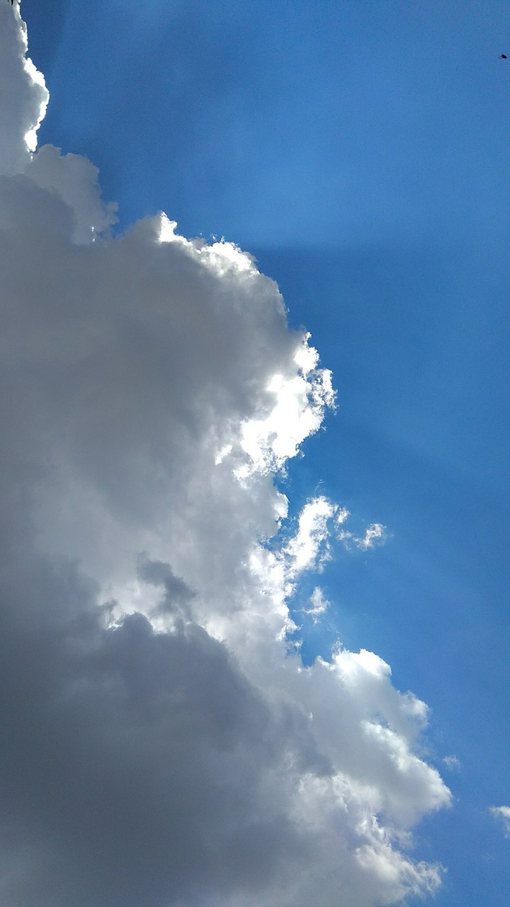 sun rays in the sky