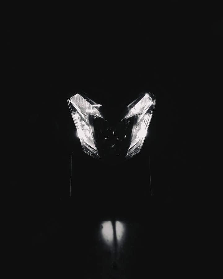 The stylish headlights of Dominar 400
