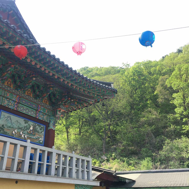 대웅전 앞에서