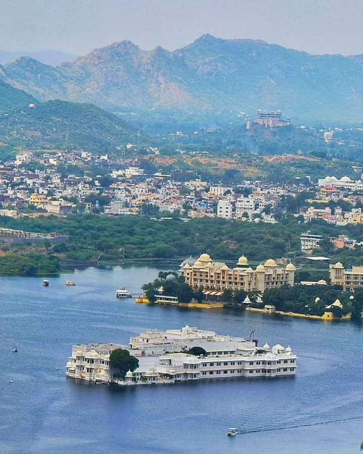 Lake Pichola, Udaipur, Rajasthan.