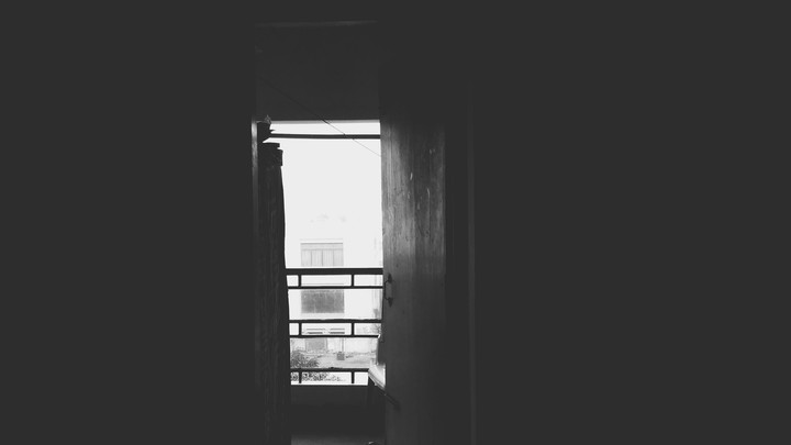 পৃথিবীটা বড়ই ছোট আমার দরজায়