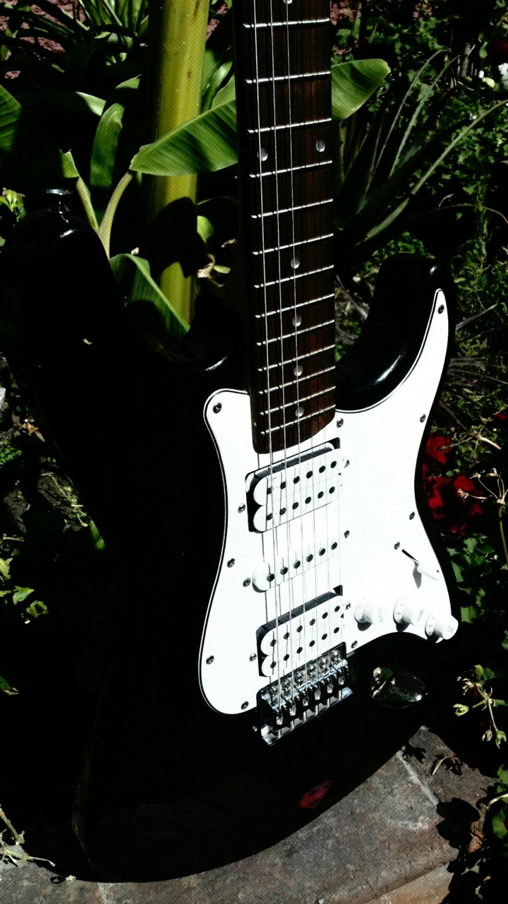 mi guitarra  :v