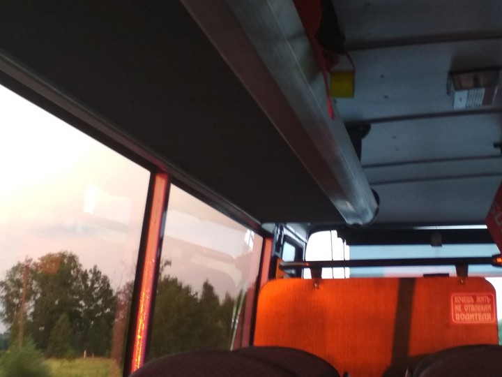 поездка в автобусе на закате