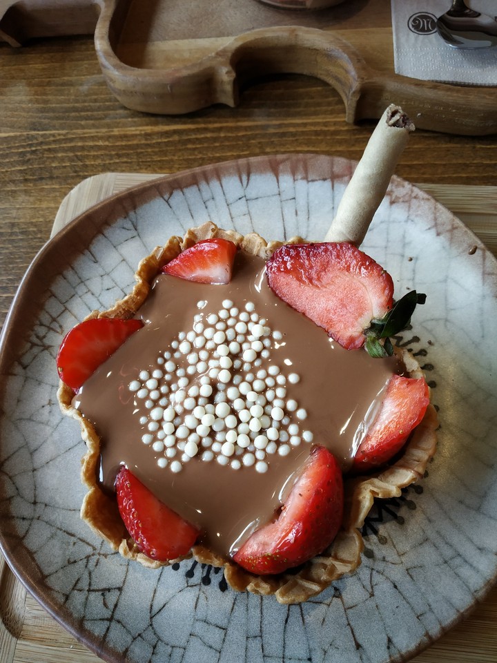 Chocolate bowl and strawberries. ?