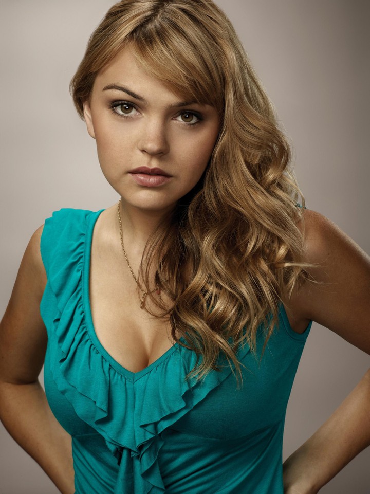 Aimee Teegarden showing her hot cleavage