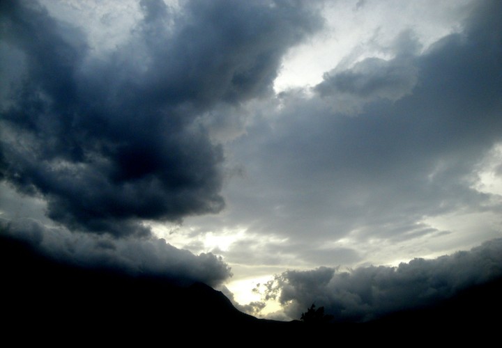Between the mountains > Clouds