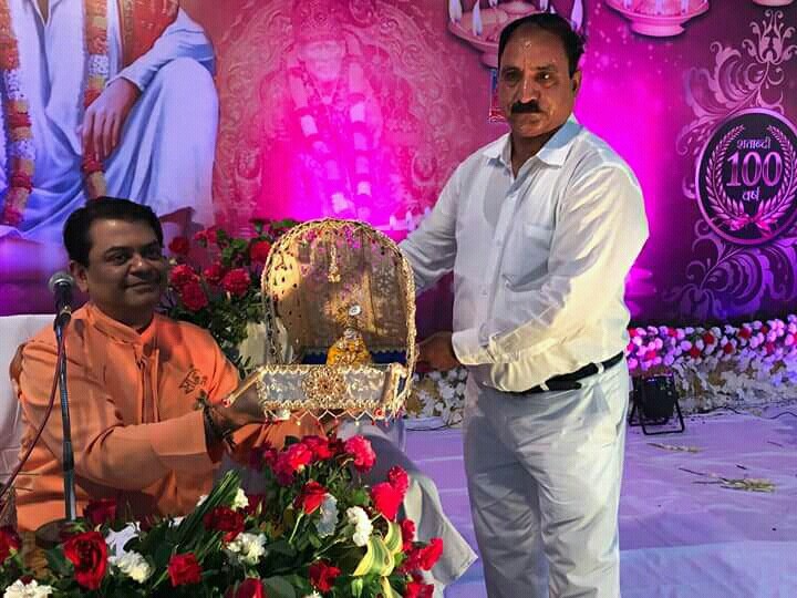 दिल्ली के गुलशन अरोड़ा जी,गुरुजी को पालकी देते हुये