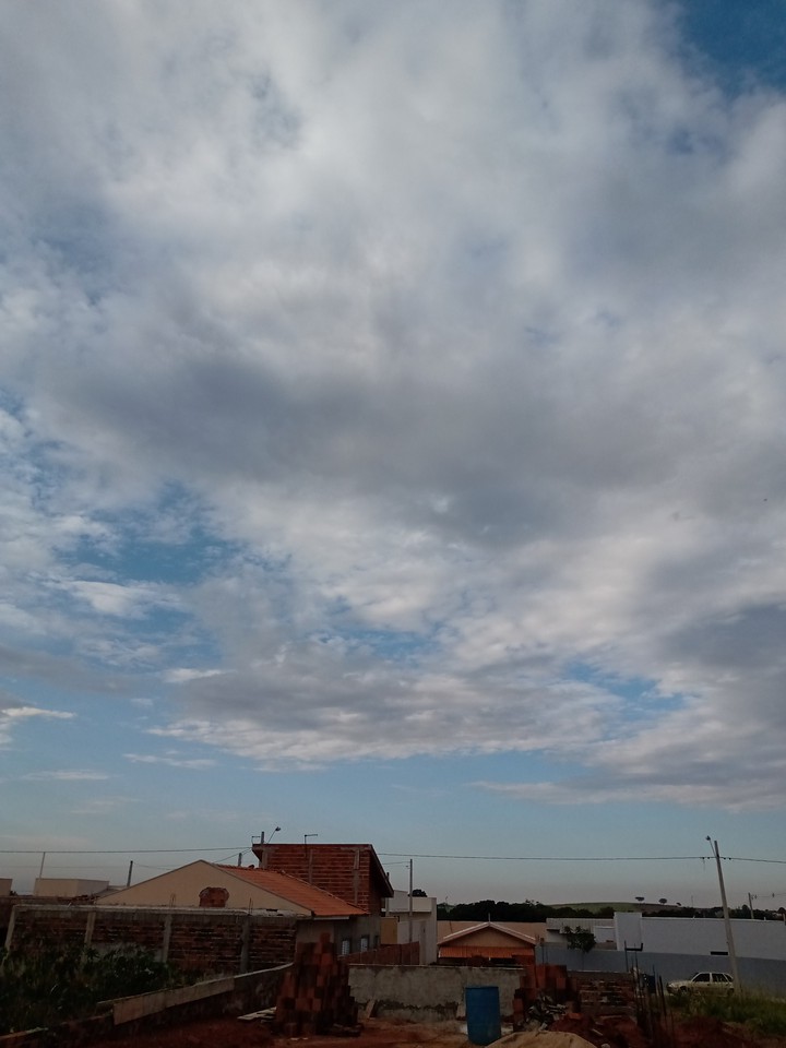Ignorem as construções e olhem esse céu...