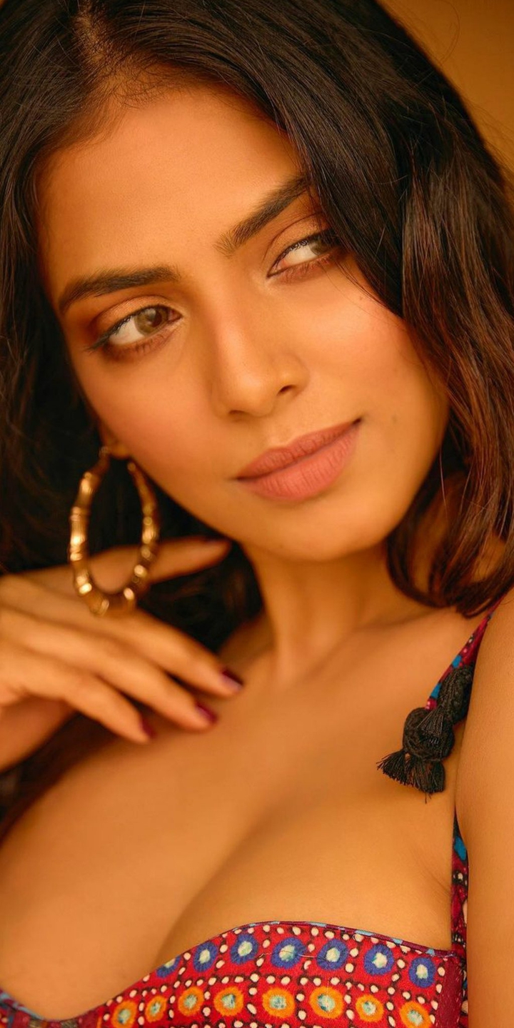 Malavika Menon Full Screen