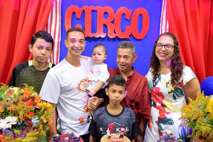 família