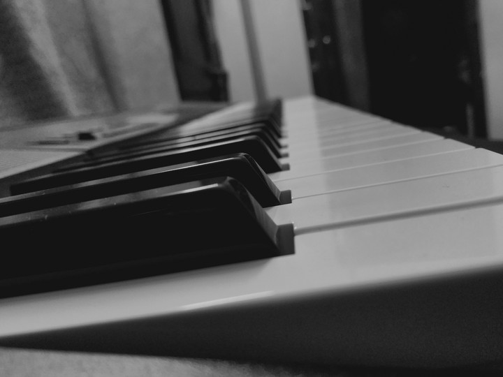 piano b/w