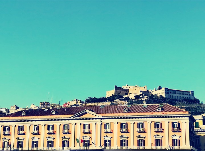 When the sky illuminates the details.. #naples