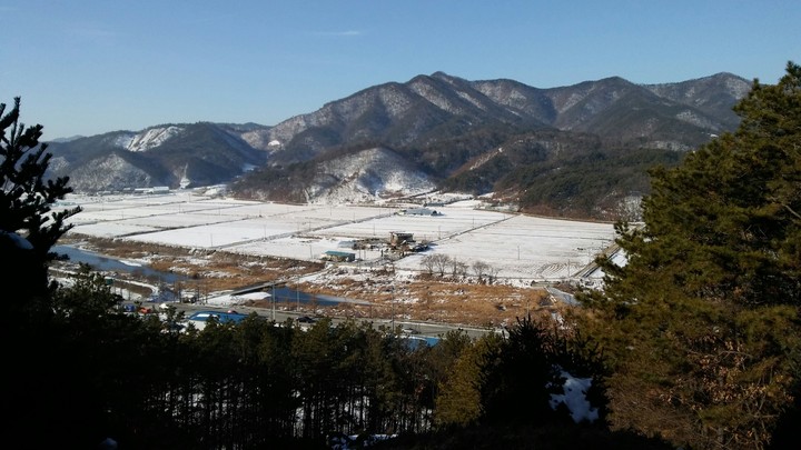 눈온 산