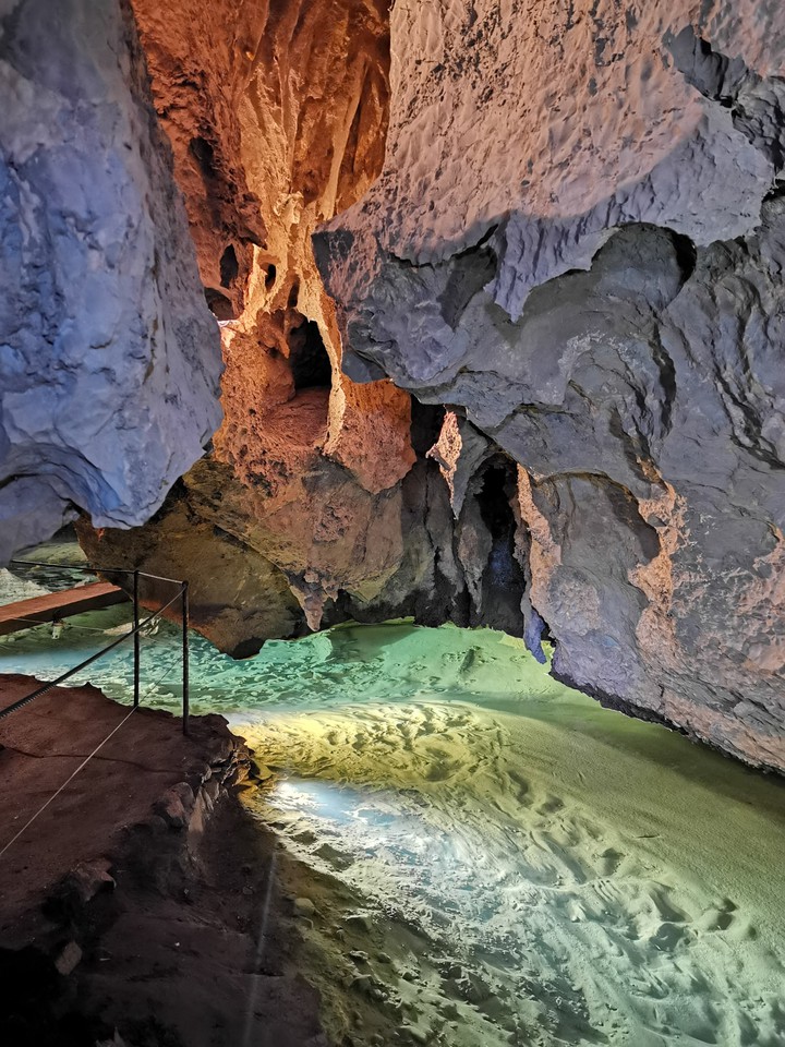 Janolan Caves