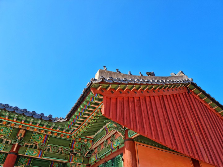Stone statue protecting the roof of traditional Korean build
