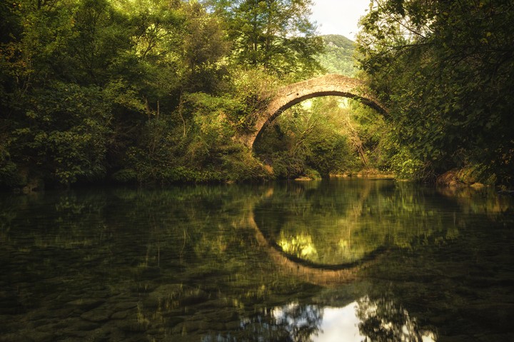 숨겨진 오래된 돌다리