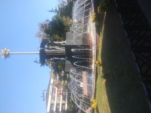 Fountain, Water_feature, Public_space