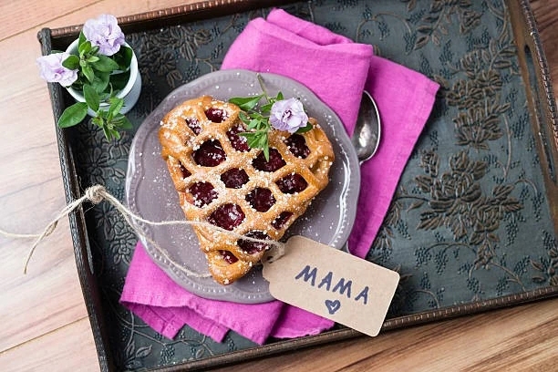 ❤️-shaped cherry pie for Mama