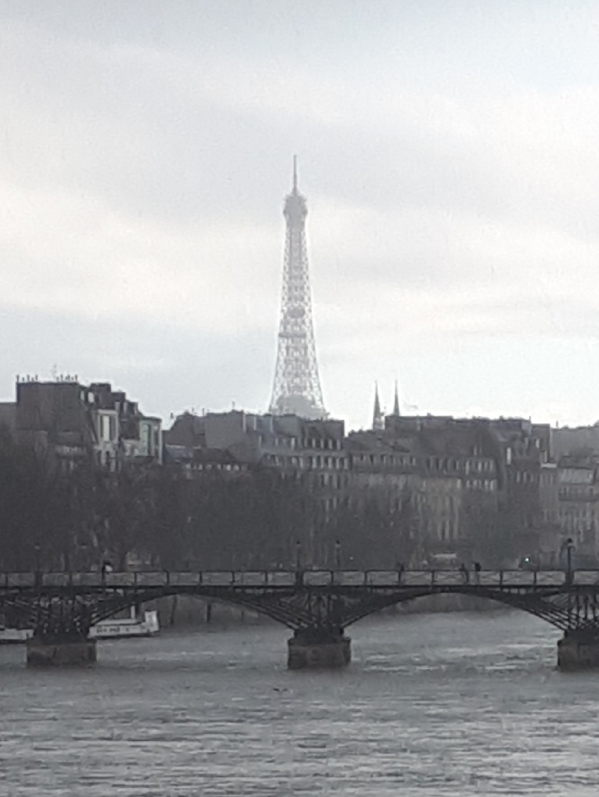 la tour Eiffel dans la brume